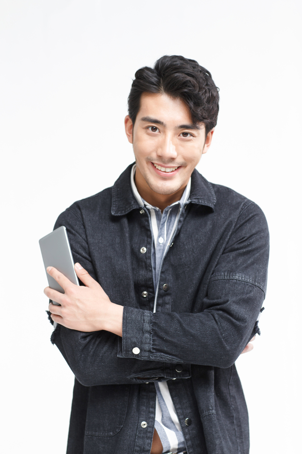 青年男人拿着手机照片