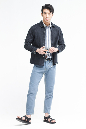 青年男人拿着照相机图片