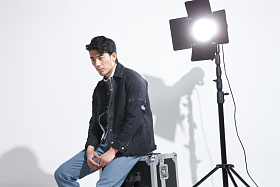 青年模特在摄影