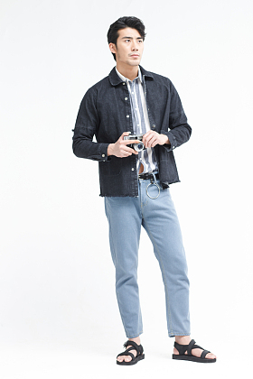 青年男人拿着照相机
