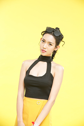 时尚的青年女人照片