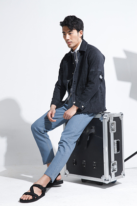 青年模特在摄影