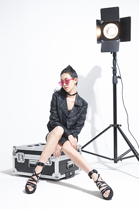 时尚模特在摄影棚照片