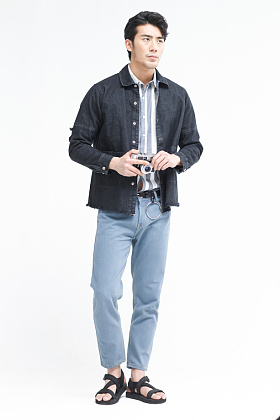 青年男人拿着照相机照片