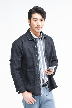 青年男人拿着手机图片