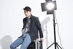 青年模特在摄影