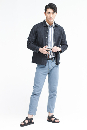 青年男人拿着照相机图片