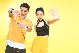 欢乐的青年情侣