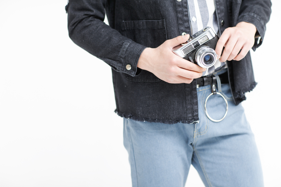 青年男人拿着照相机图片 青年男人拿着照相机图片