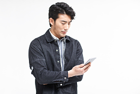 青年男人拿着手机