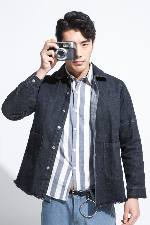 青年男人拿着照相机图片