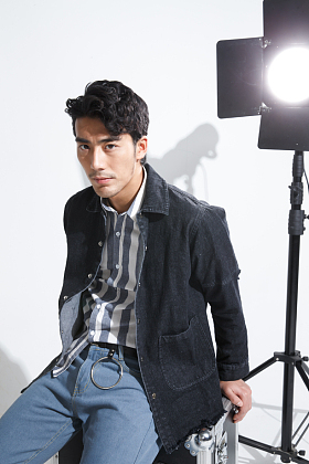 青年模特在摄影