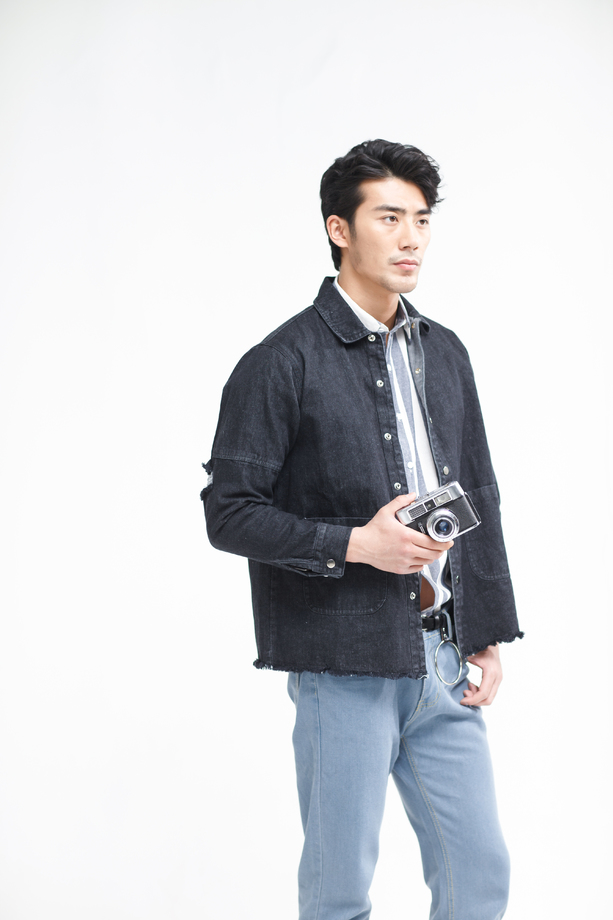 青年男人拿着照相机 青年男人拿着照相机