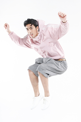 青年男人跳跃图片