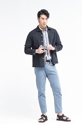 青年男人拿着照相机照片