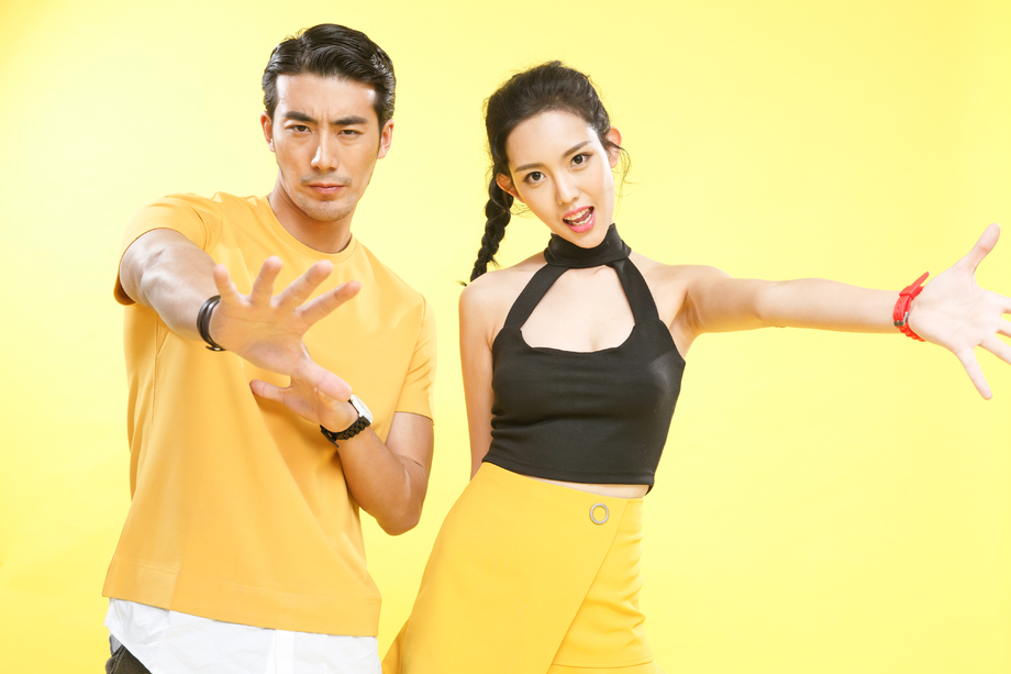 欢乐的青年情侣 欢乐的青年情侣