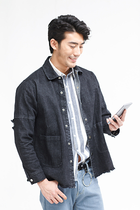 青年男人拿着手机