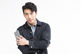 青年男人拿着手机