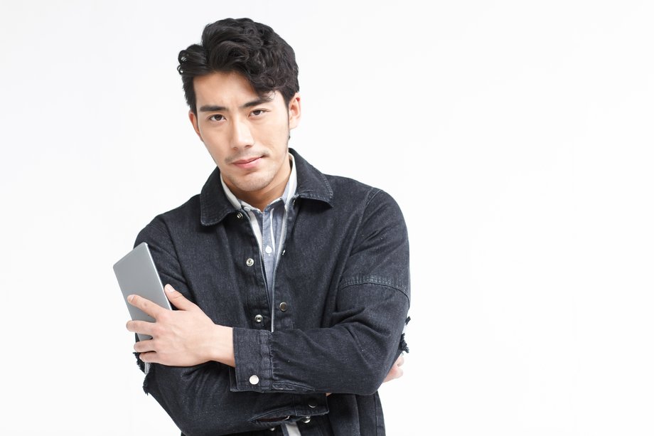 青年男人拿着手机