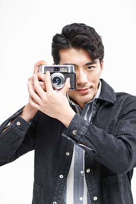 青年男人拿着照相机图片