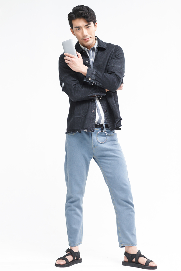 青年男人拿着手机图片