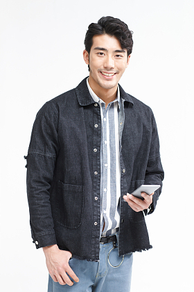 青年男人拿着手机