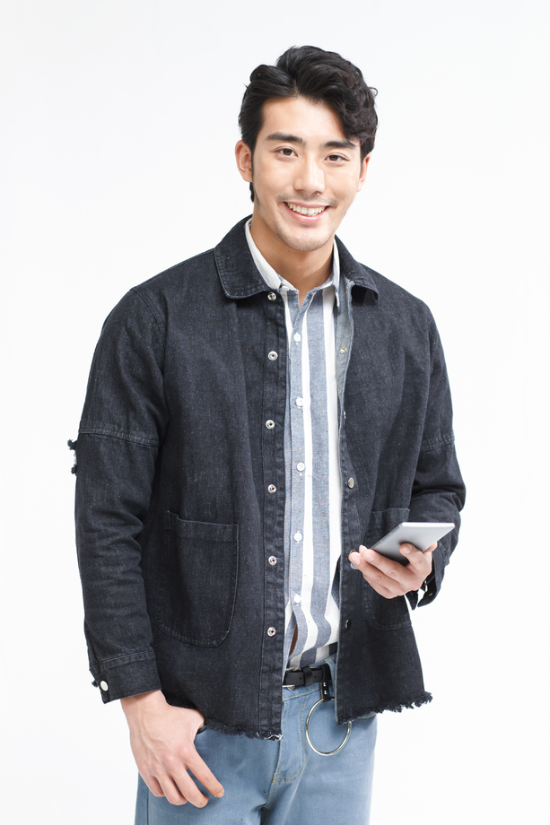 青年男人拿着手机 青年男人拿着手机