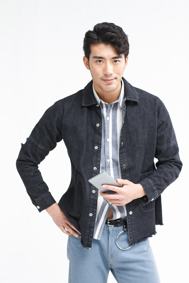 青年男人拿着手机图片