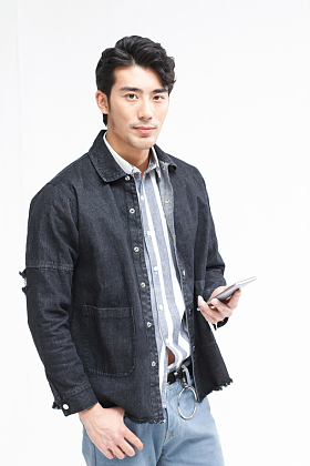 青年男人拿着手机