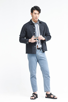 青年男人拿着照相机照片