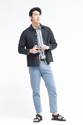 青年男人拿着照相机图片