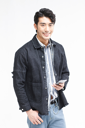 青年男人拿着手机