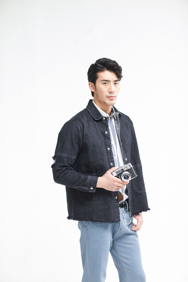 青年男人拿着照相机图片 青年男人拿着照相机图片