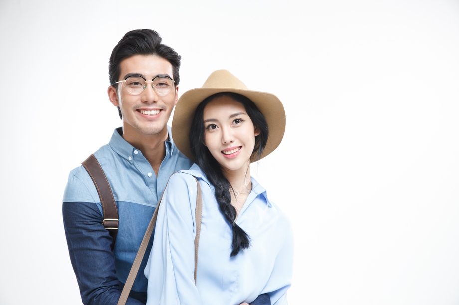 青年情侣旅行图片
