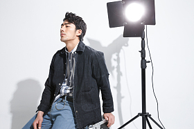 青年模特在摄影