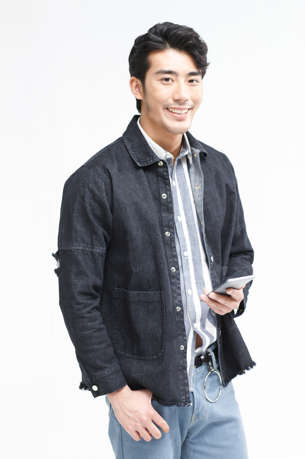 青年男人拿着手机 青年男人拿着手机