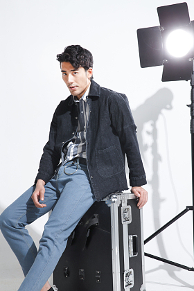 青年模特在摄影