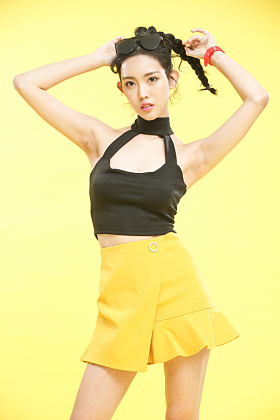 时尚的青年女人照片