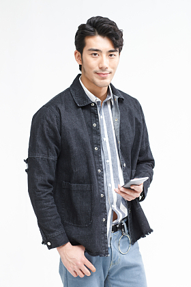 青年男人拿着手机图片