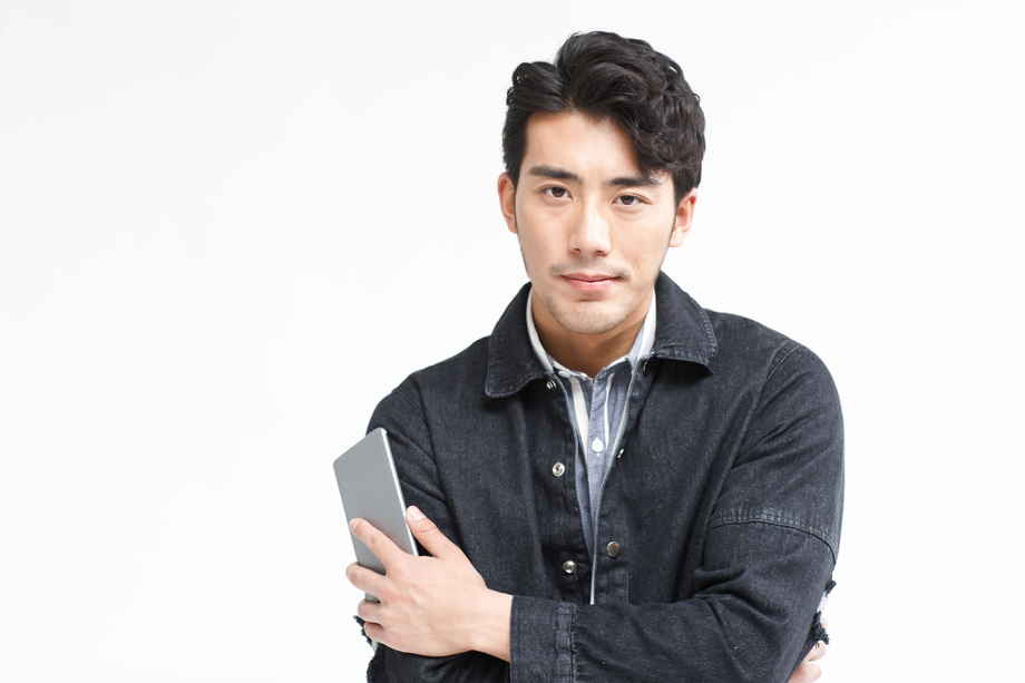 青年男人拿着手机