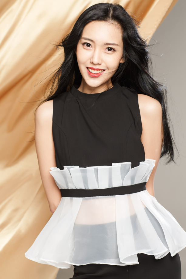 时尚的青年女人 时尚的青年女人