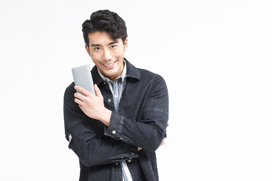 青年男人拿着手机照片