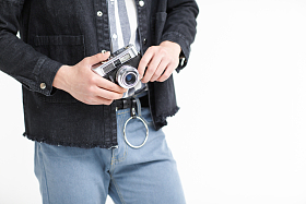 青年男人拿着照相机图片