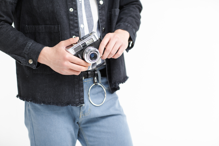 青年男人拿着照相机图片 青年男人拿着照相机图片