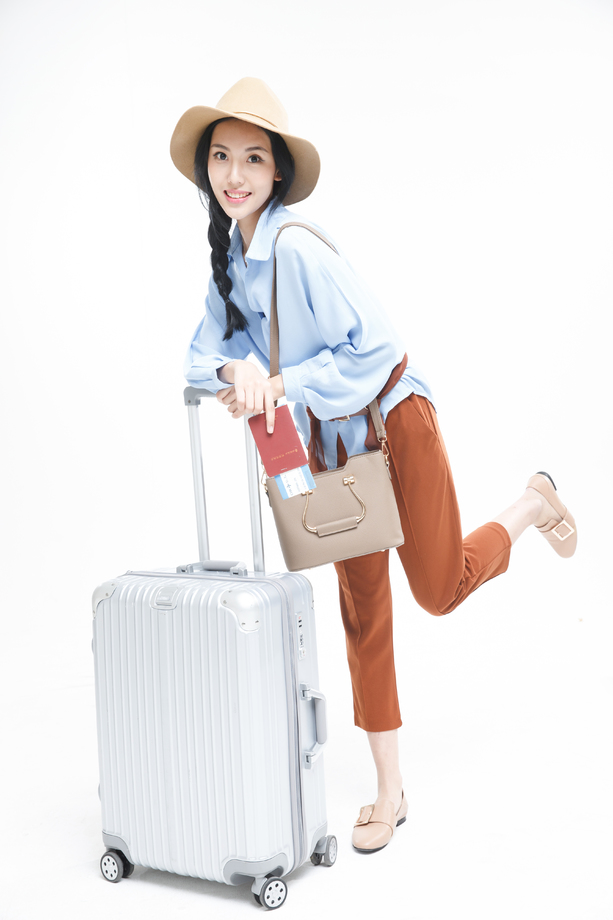 青年女人旅行图片