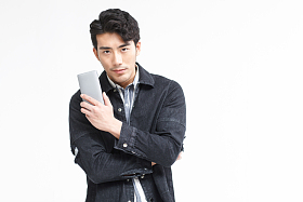 青年男人拿着手机照片