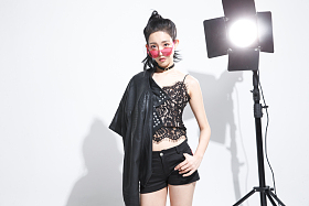 时尚模特在摄影棚图片