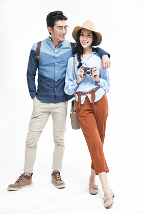 青年情侣旅行图片