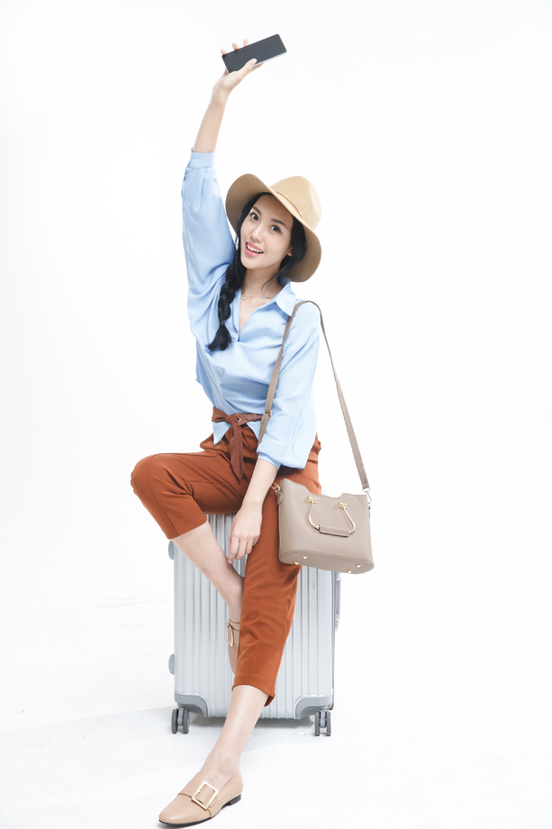 青年女人旅行图片