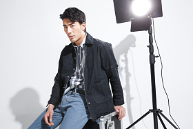 青年模特在摄影